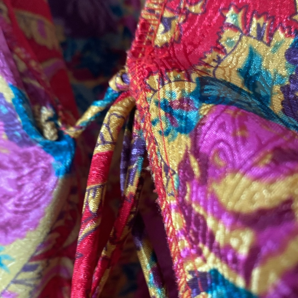 MIDI LENGTH BATHROBE. Gorgeous rich reds, golds and purple tones. - Picture 6 of 8